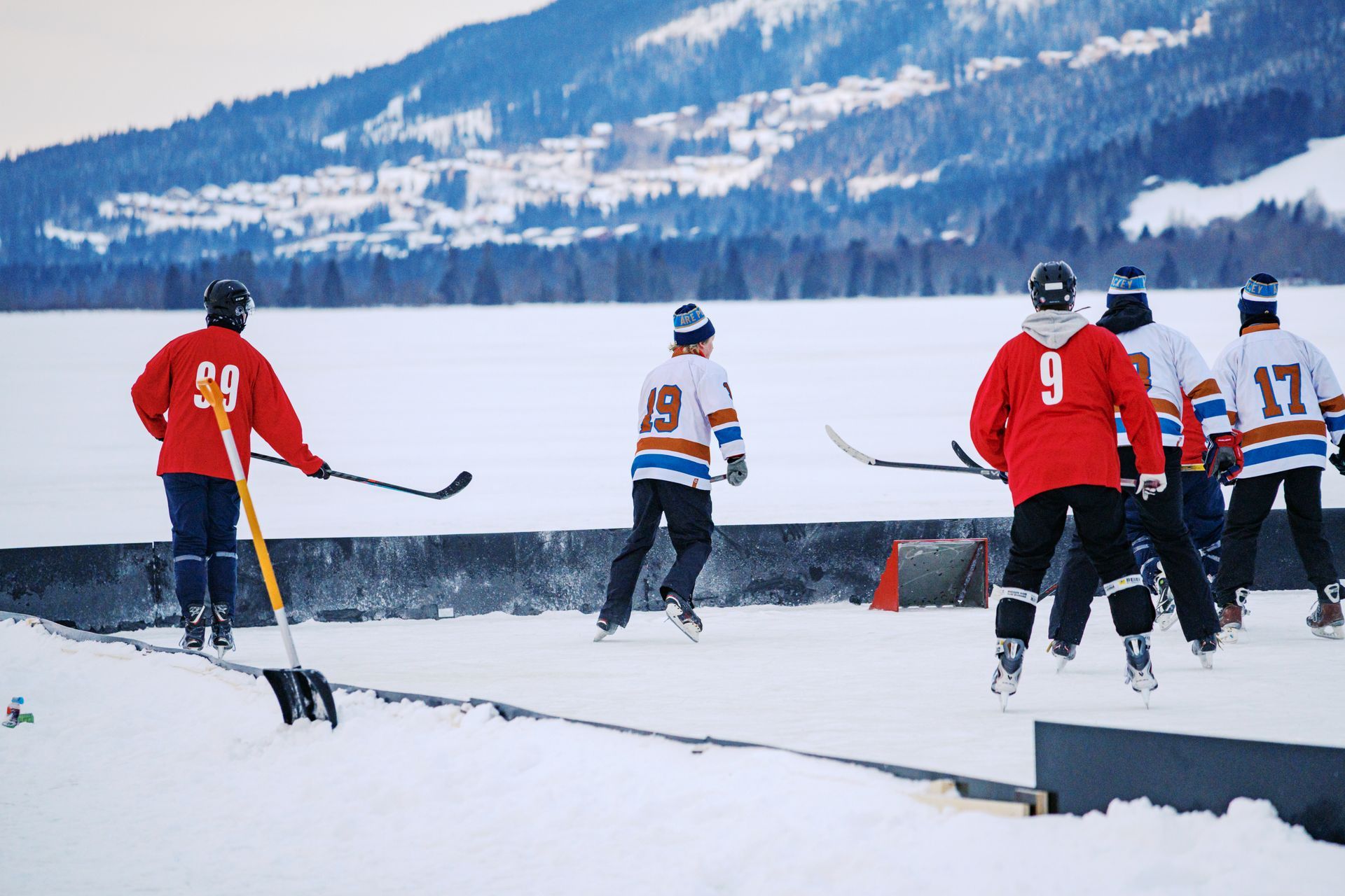 Vauhdikasta pipolätkää ja pond hockey -tunnelmaa. Turnauksen ottelut pelataan 4 vs 4 ilman maalivahteja aidoilla ulkojäillä.