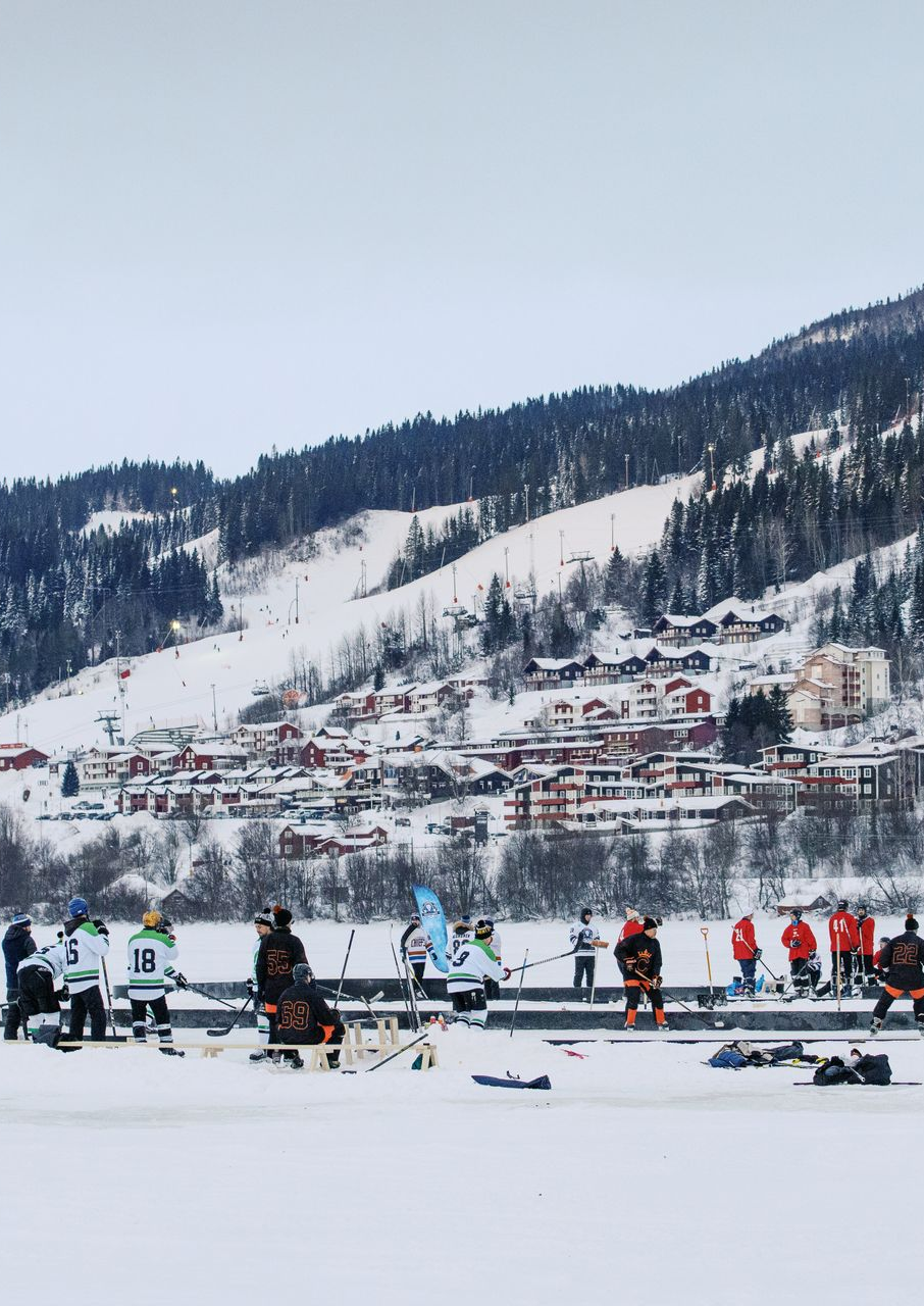 Pipolätkä-turnaus Åren upeissa maisemissa luonnonjäällä. Pond hockey on parhaimmillaan tunturien ympäröimänä.