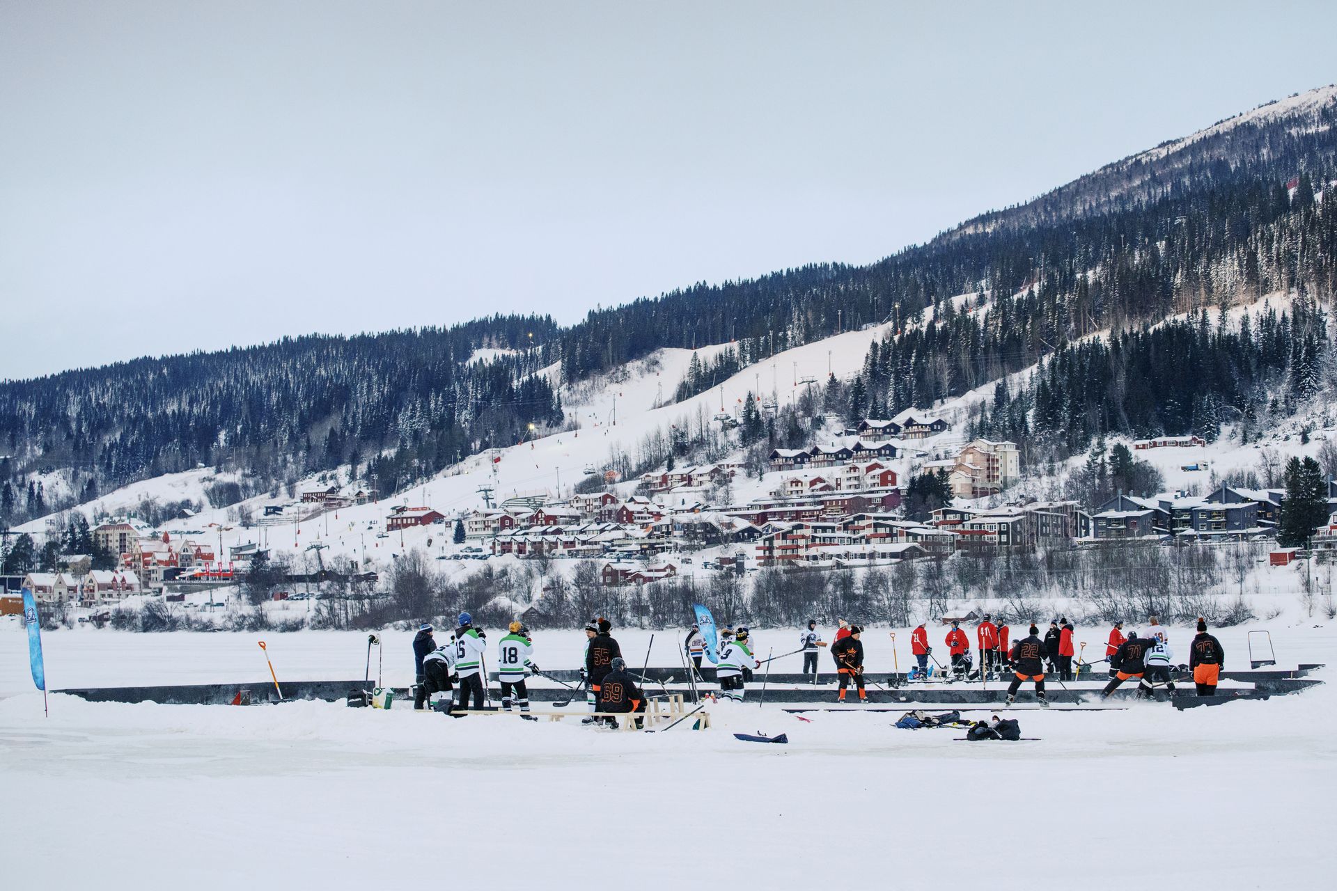 Pipolätkä-turnaus Åren upeissa maisemissa luonnonjäällä. Pond hockey on parhaimmillaan tunturien ympäröimänä.