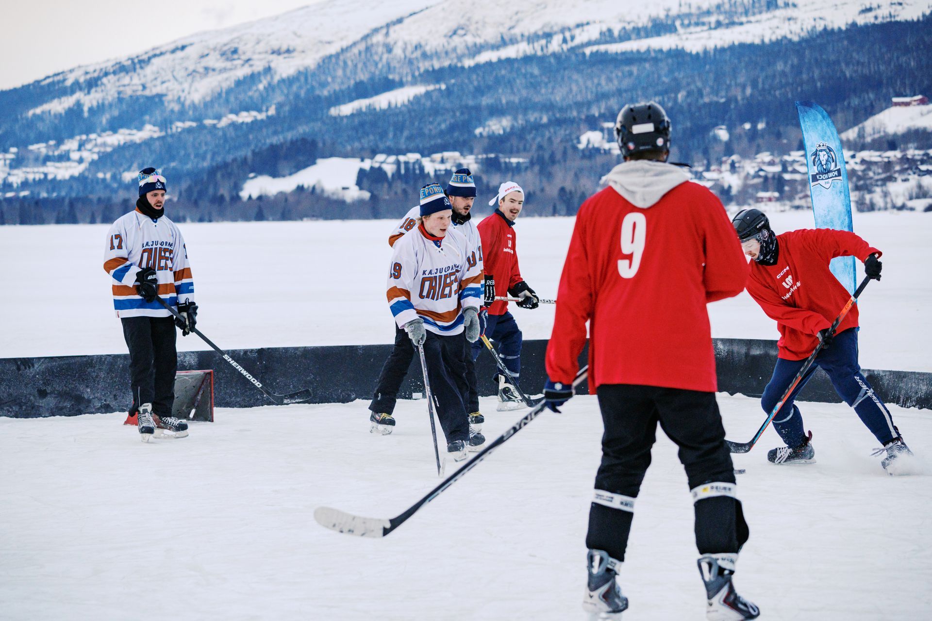 Pond hockey -kentät sijaitsevat Åren kylän ytimessä. Pipolätkä-turnaus kerää harrastajia nauttimaan talven parhaista peleistä.