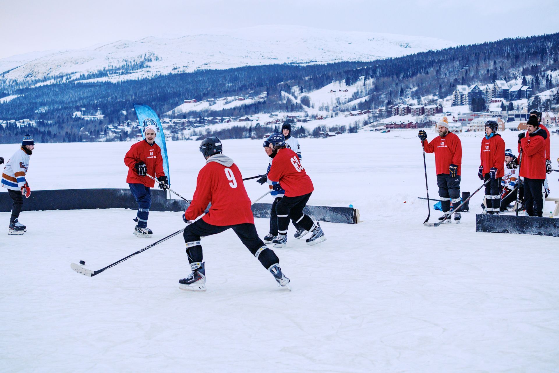 Vauhdikasta pipolätkää ja pond hockey -tunnelmaa. Turnauksen ottelut pelataan 4 vs 4 ilman maalivahteja aidoilla ulkojäillä.