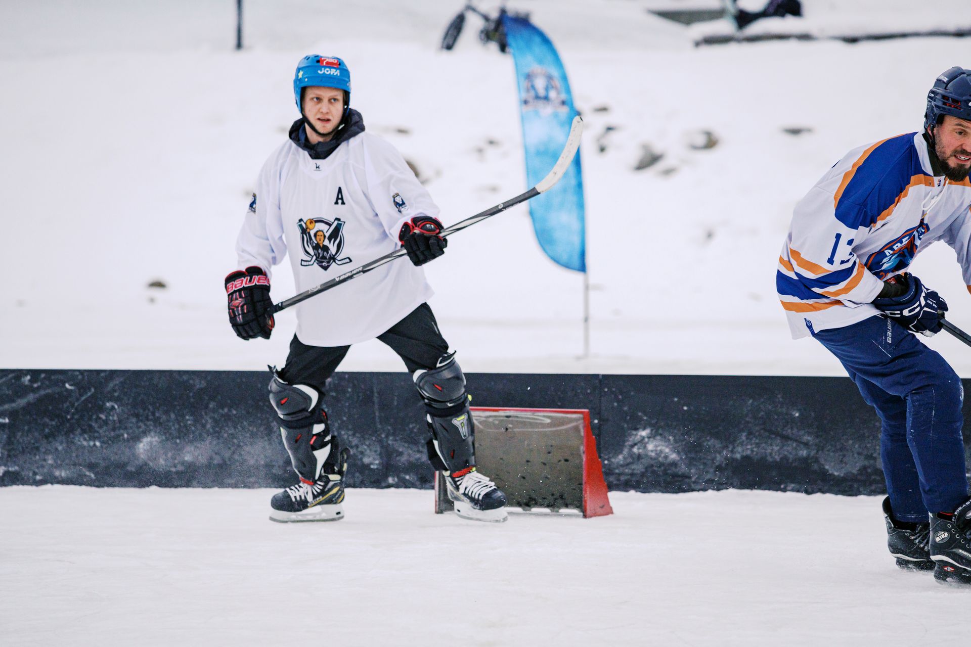 Vauhdikasta pipolätkää ja pond hockey -tunnelmaa. Turnauksen ottelut pelataan 4 vs 4 ilman maalivahteja aidoilla ulkojäillä.