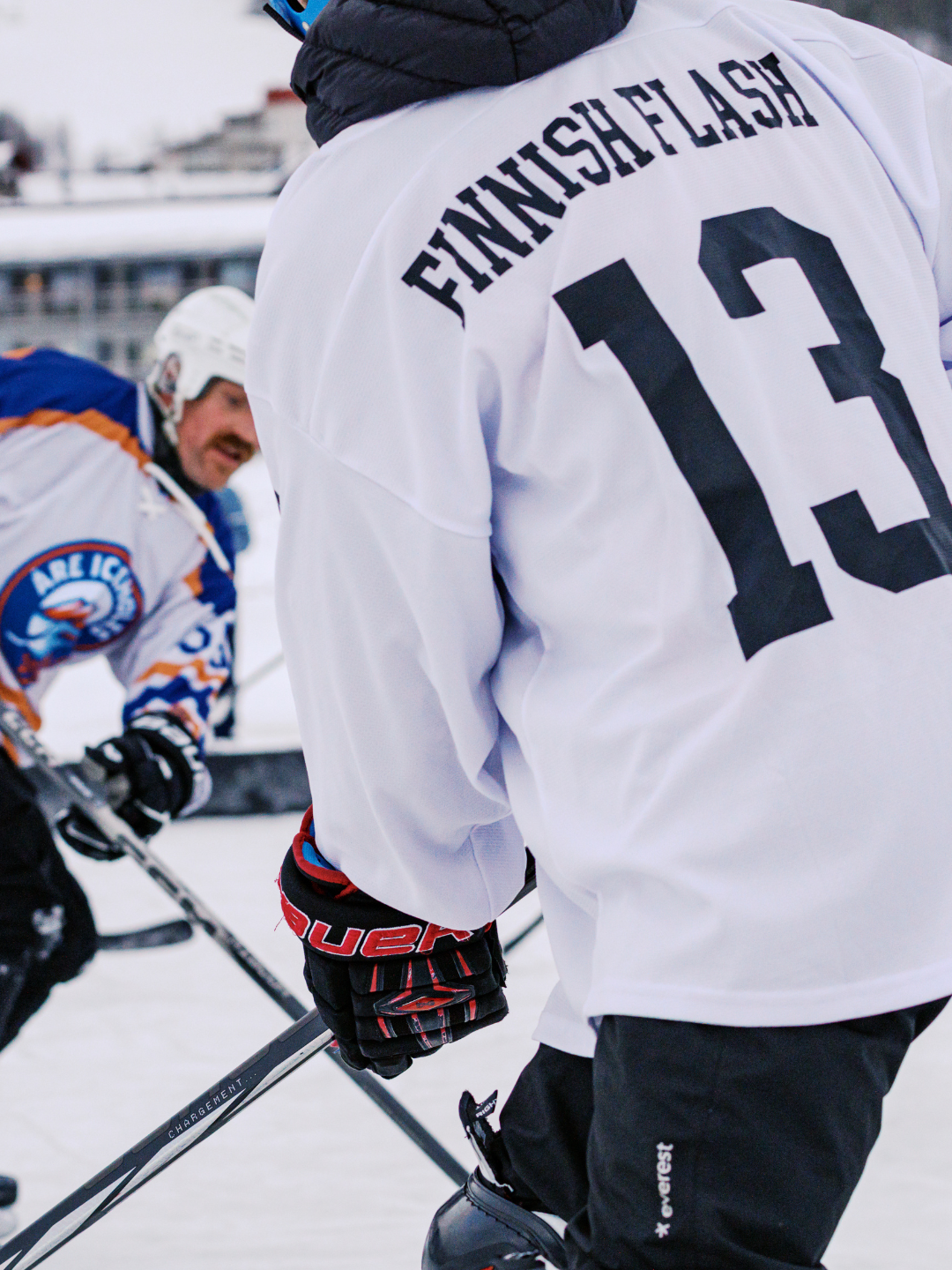 Pipolätkä-pelaaja vauhdissa Åre-järven jäällä. Pond hockey -turnauksessa varusteiksi riittävät luistimet, maila ja kypärä.