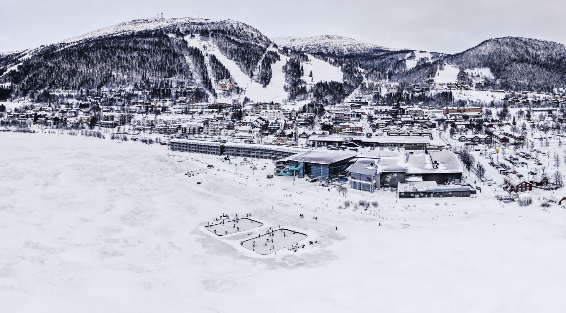 Pipolätkä-turnaus Åren upeissa maisemissa luonnonjäällä. Pond hockey on parhaimmillaan tunturien ympäröimänä.