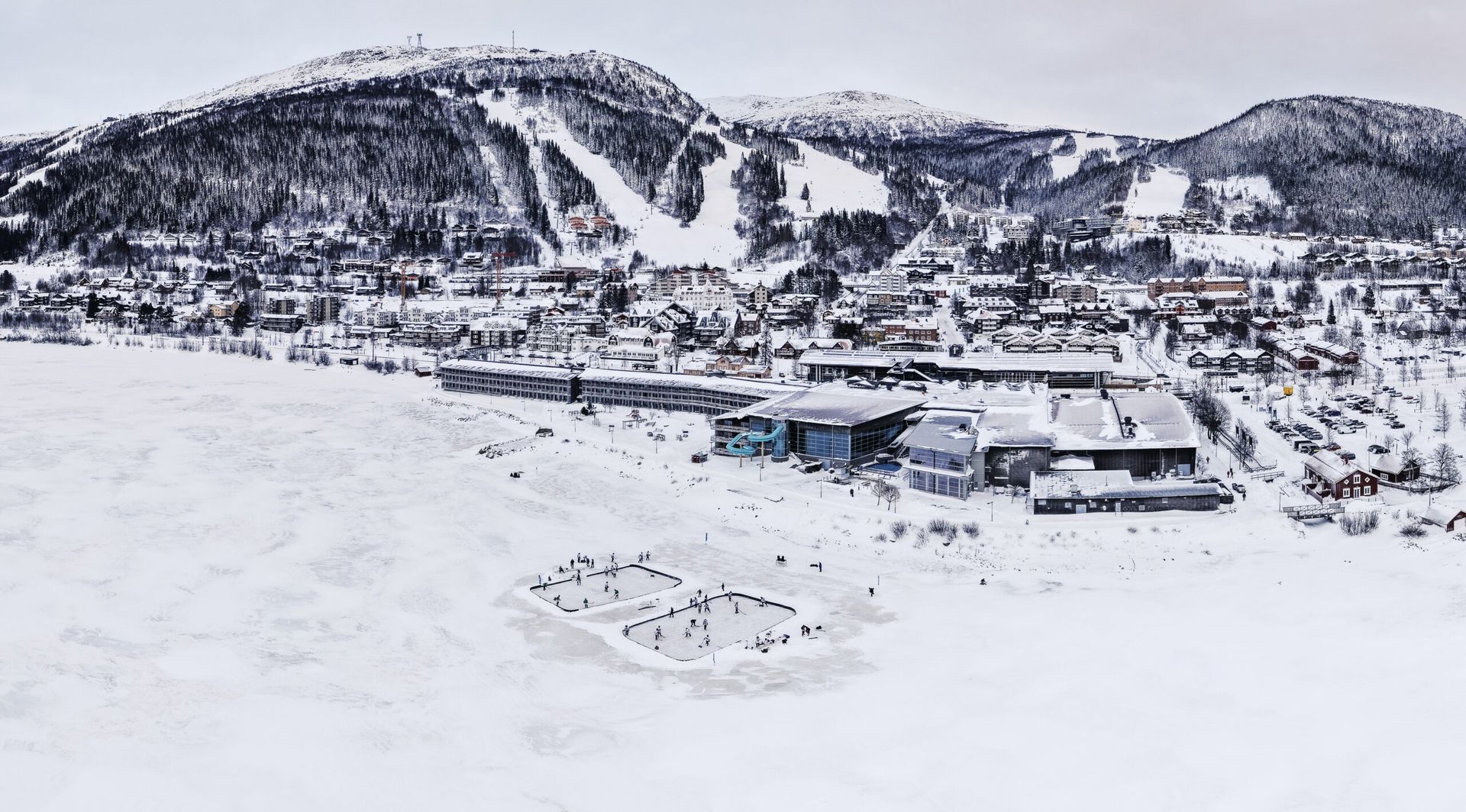 Pipolätkä-turnaus Åren upeissa maisemissa luonnonjäällä. Pond hockey on parhaimmillaan tunturien ympäröimänä.
