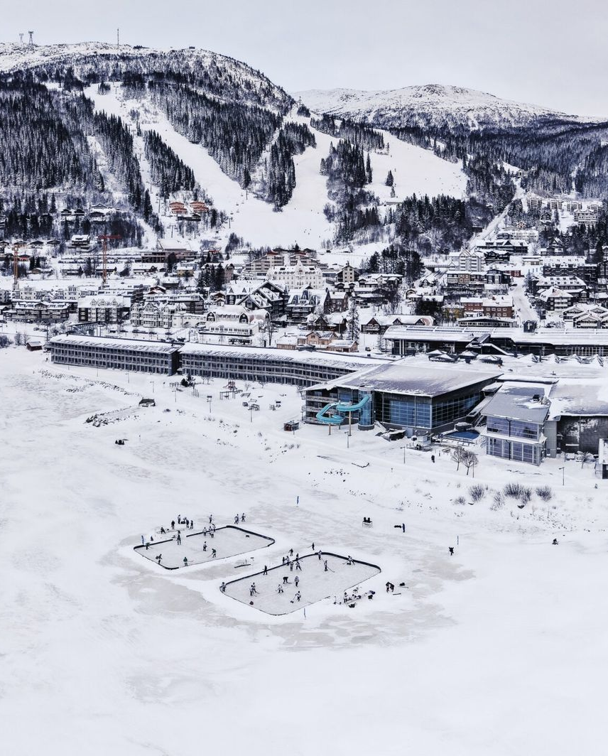 Pipolätkä-turnaus Åren upeissa maisemissa luonnonjäällä. Pond hockey on parhaimmillaan tunturien ympäröimänä.