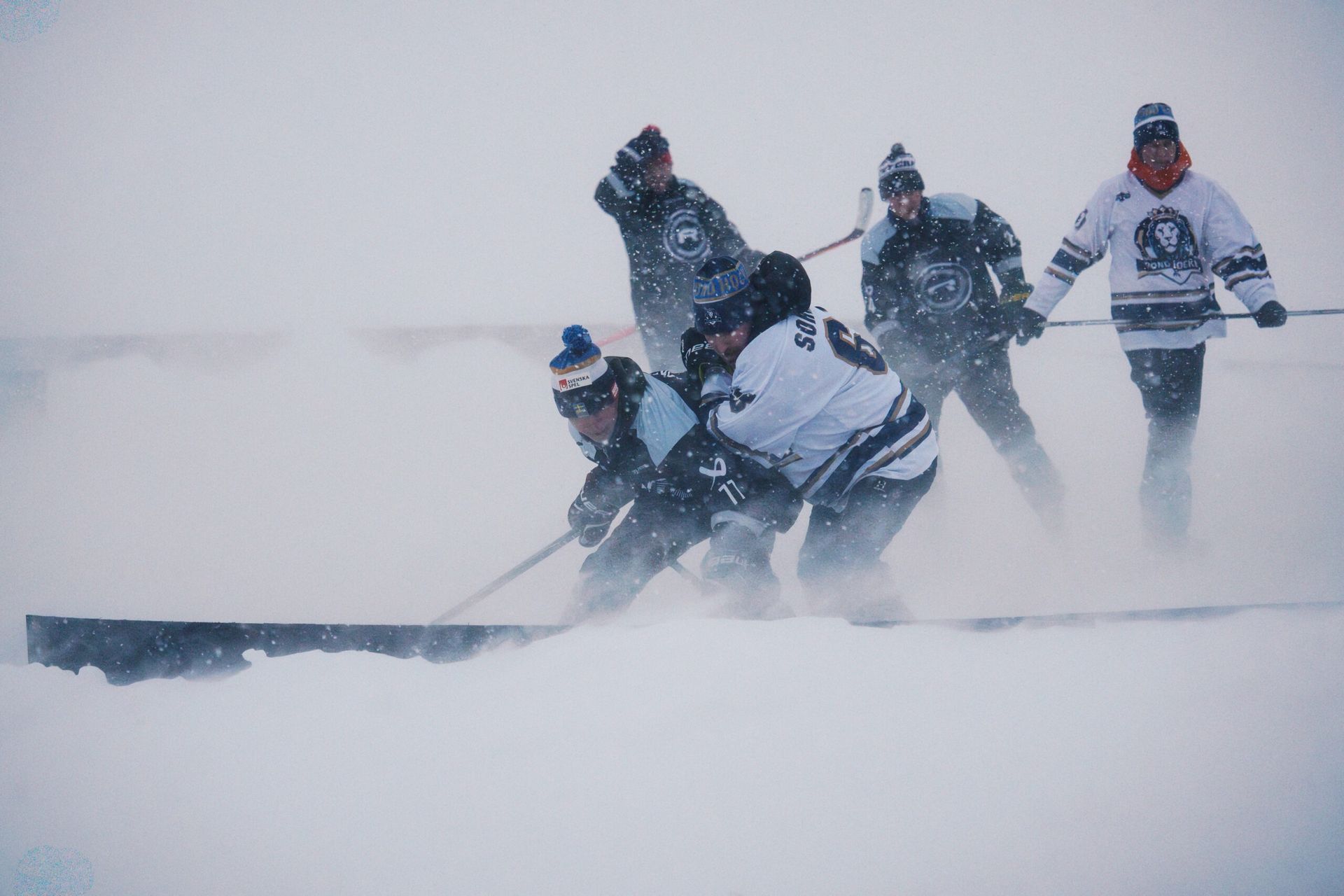 Vauhdikasta pipolätkää ja pond hockey -tunnelmaa. Turnauksen ottelut pelataan 4 vs 4 ilman maalivahteja aidoilla ulkojäillä.