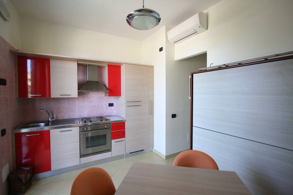 Cucina con tavolo e sedie