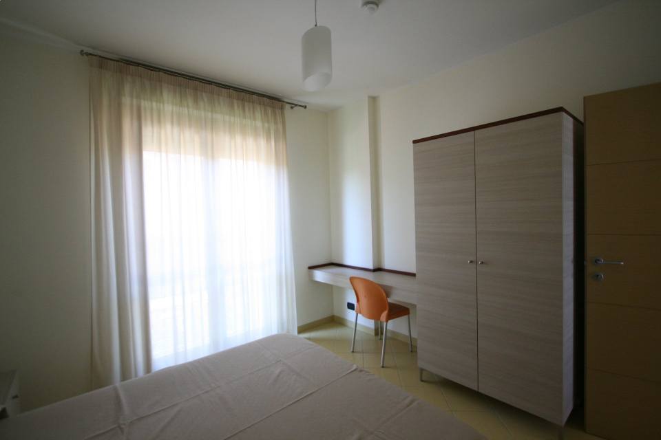 Camera con armadio e letto matrimoniale