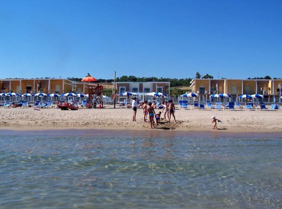Spiaggia con ombrelloni