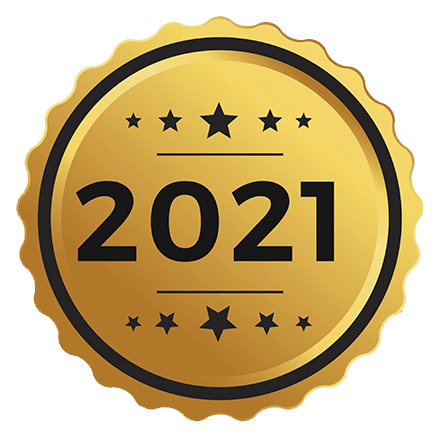 Um distintivo dourado com o ano de 2021 e estrelas sobre fundo branco.