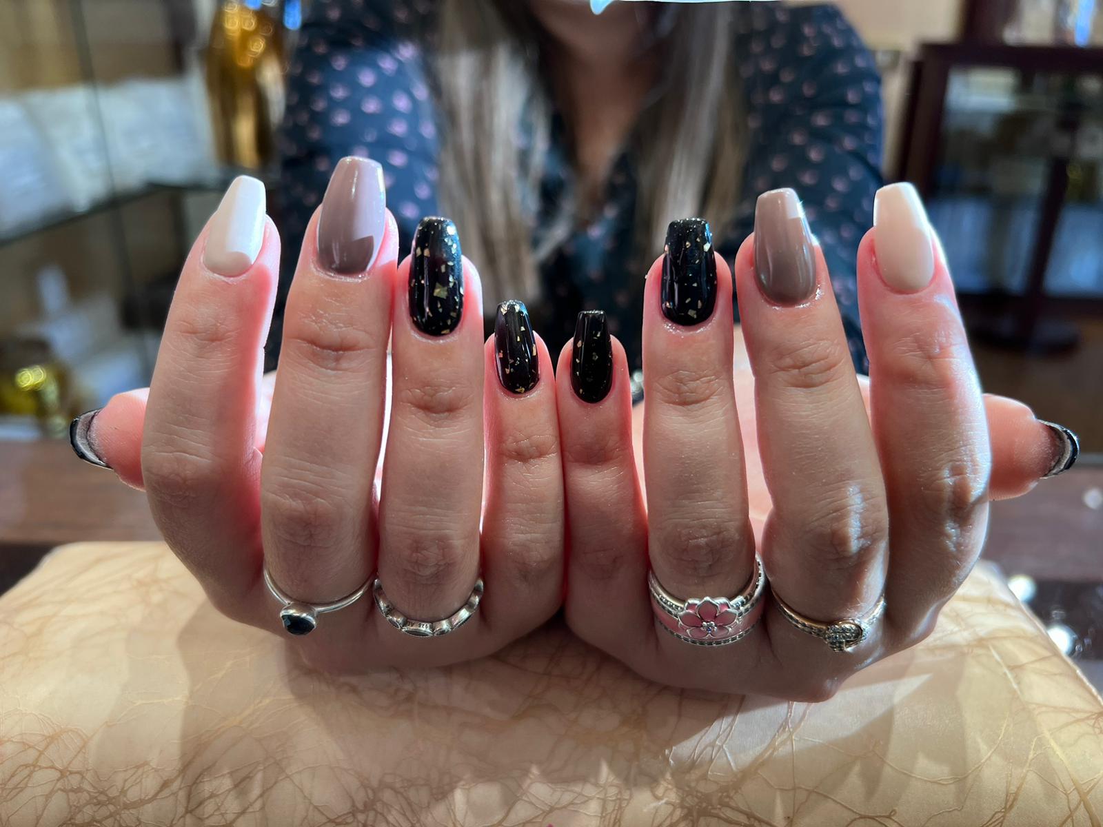 manicure dark varnish
