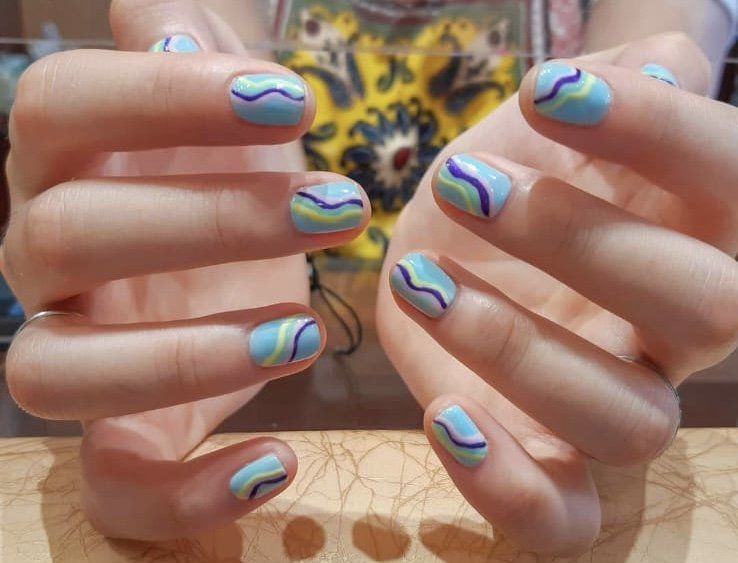 manicure blue varnish