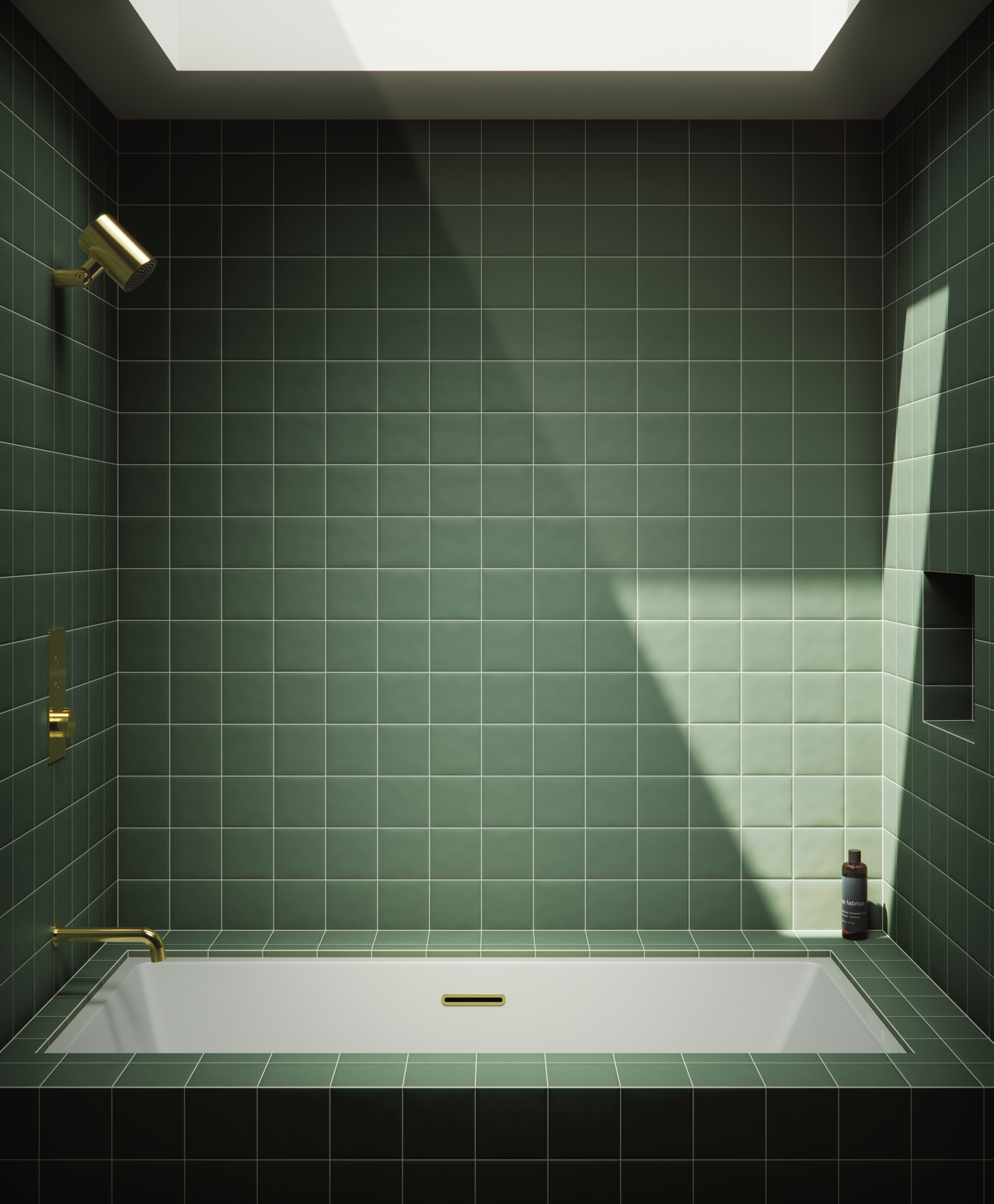 Salle de bain carrelée verte avec baignoire et luminaires dorés, éclairée par la lumière naturelle.