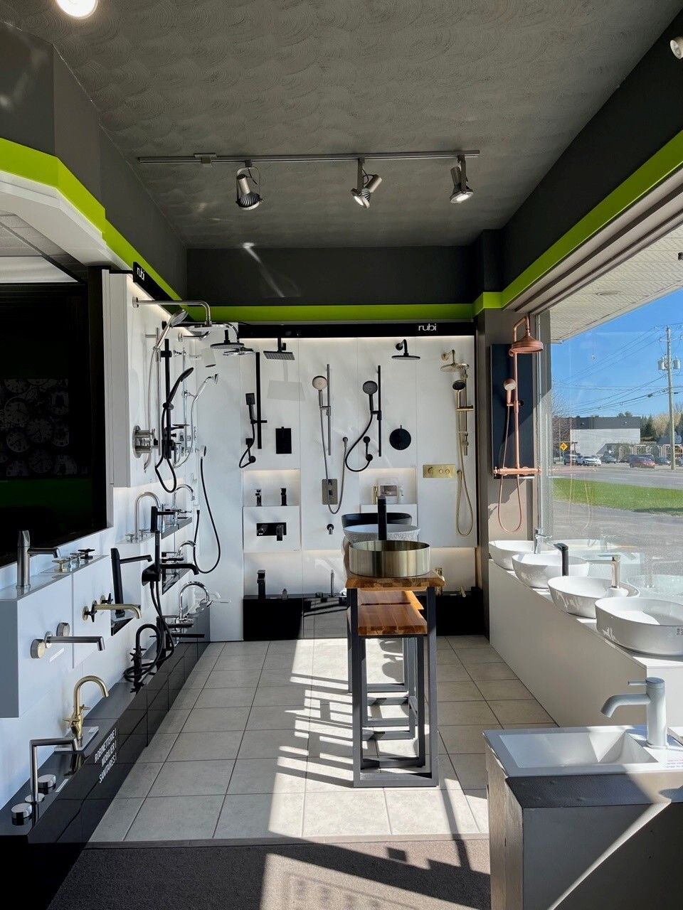 Salon de toilettage moderne et lumineux avec lavabos, miroirs et touches de noir et de vert près d'une grande fenêtre