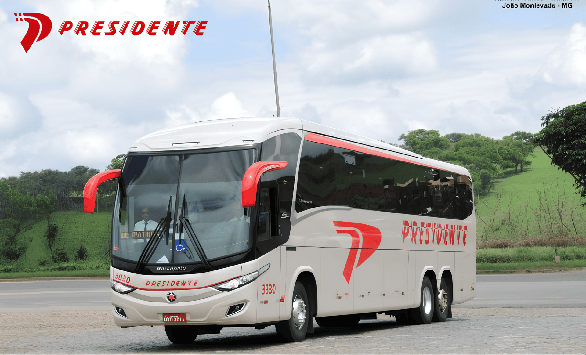 Ônibus de luxo branco dirigindo em uma estrada com árvores verdes e céu nublado ao fundo.