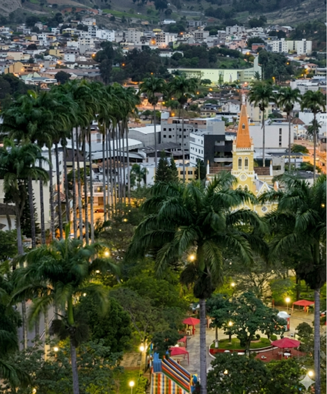Vista aérea de Areado, Minas Gerais, com uma igreja ao fundo