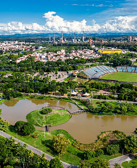 Vista aérea de Areado, Minas Gerais, com uma igreja ao fundo