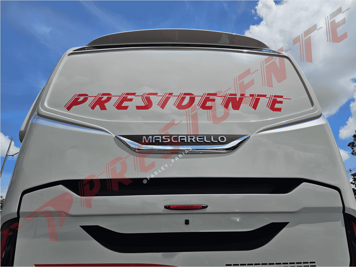 Traseira de um ônibus Presidente prateado com letras vermelhas contra um céu nublado.