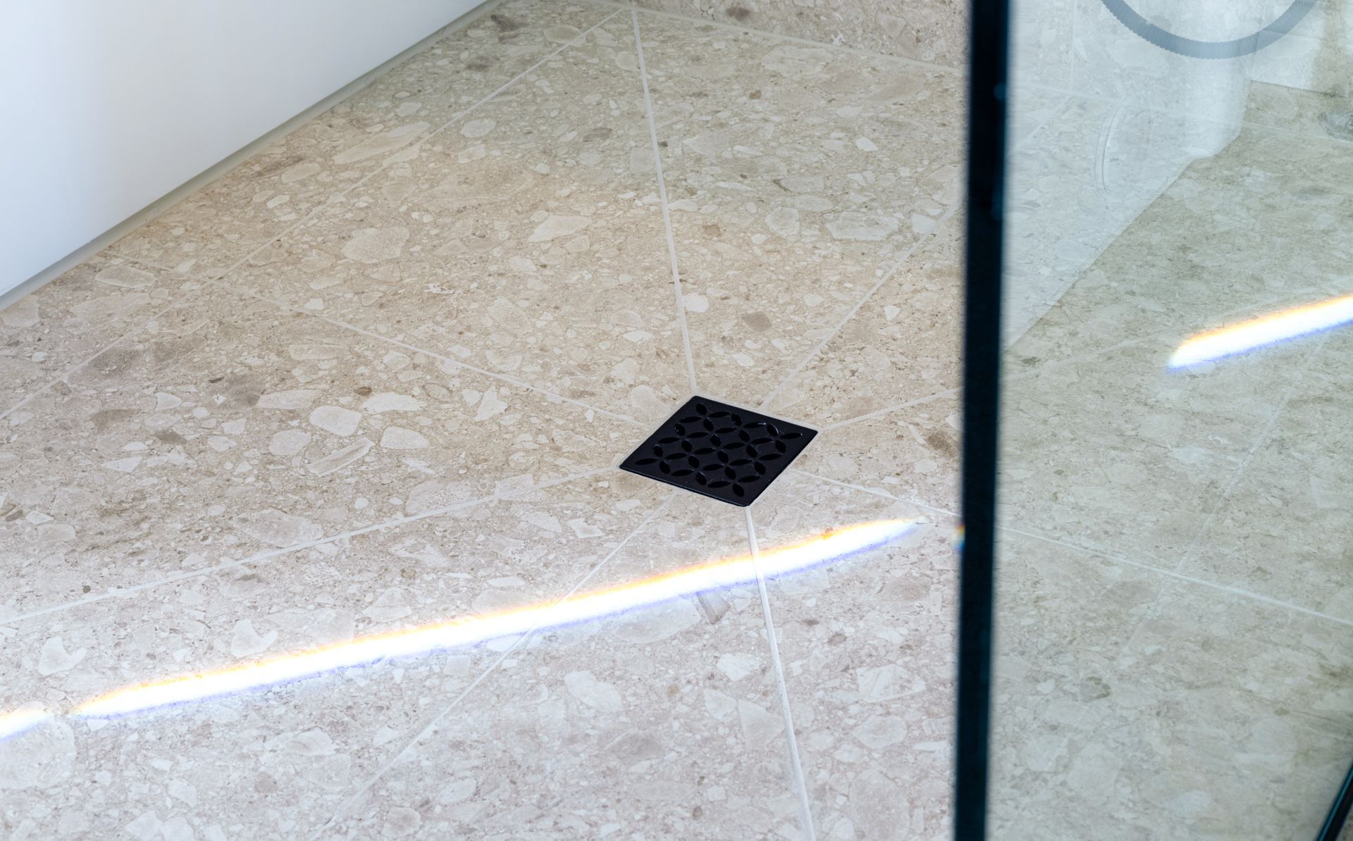 Une salle de bain avec deux lavabos et deux miroirs.