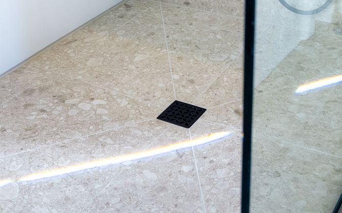 Une salle de bain avec deux lavabos et deux miroirs.