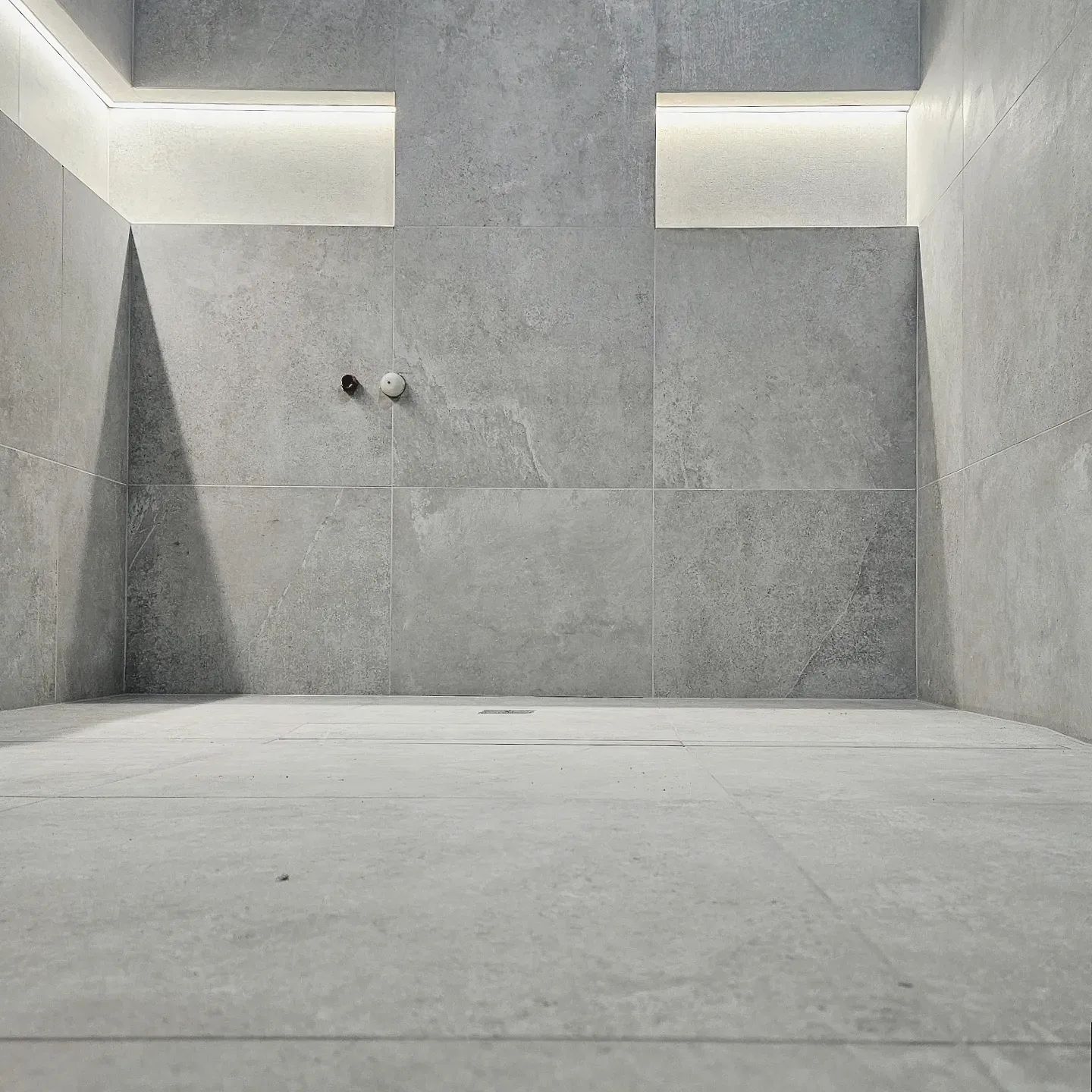 An empty room with a concrete floor and walls.
