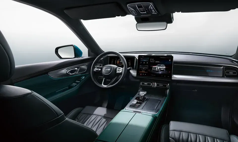 Interior de coche de lujo con asientos, salpicadero, volante y consola central de cuero negro y verde.