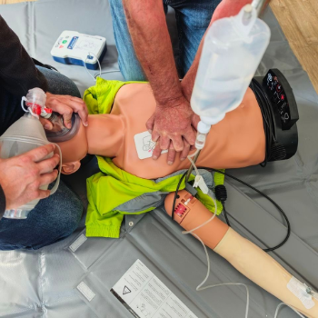 Praxisnahe notfallmedizinische  Fortbildung mit Reanimationstraining bei EHHS.
