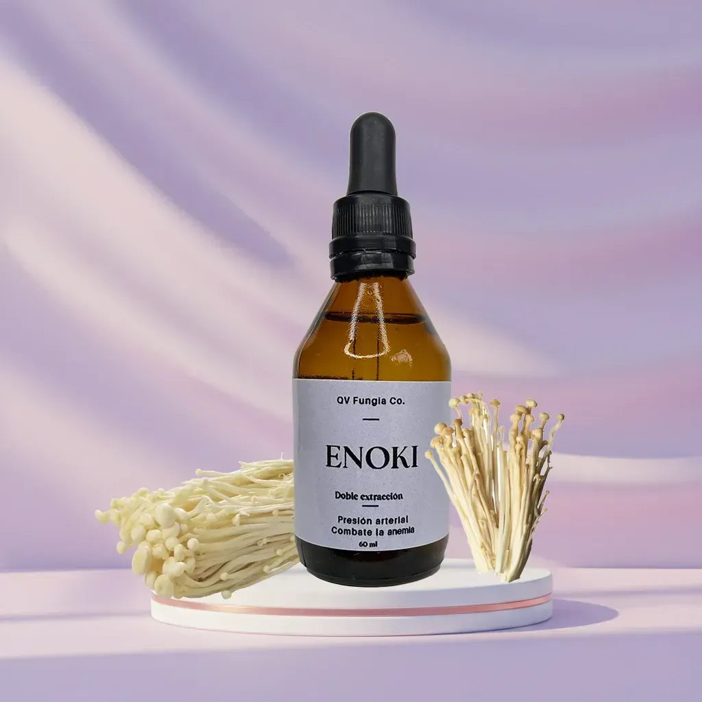 Dos frascos de vidrio con gotero, sobre pedestal con hongos Enoki y Cordyceps, texto “Duo SUPER DIGESTIVO”.