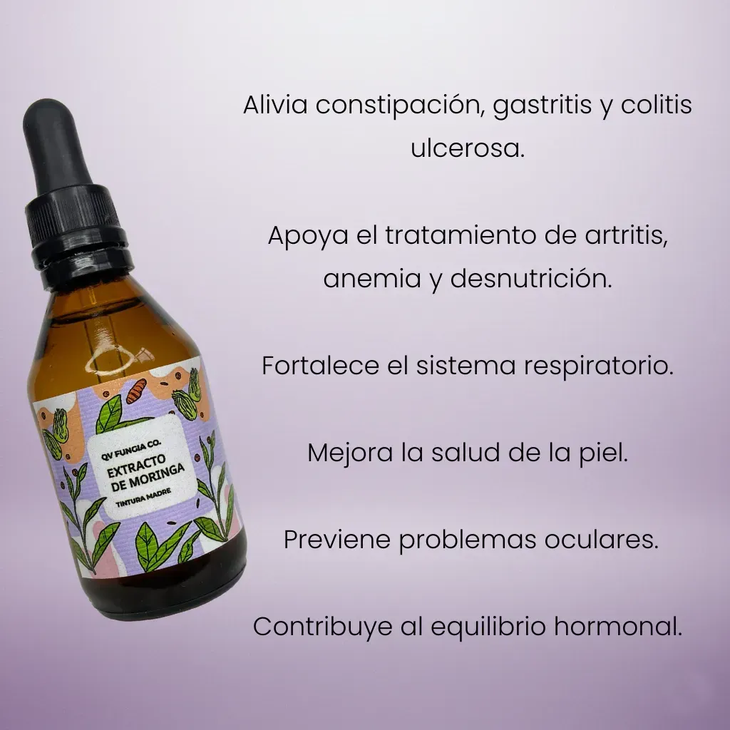 Botella de aceite de moringa con gotero y hoja sobre pedestal. Fondo morado y rosa.
