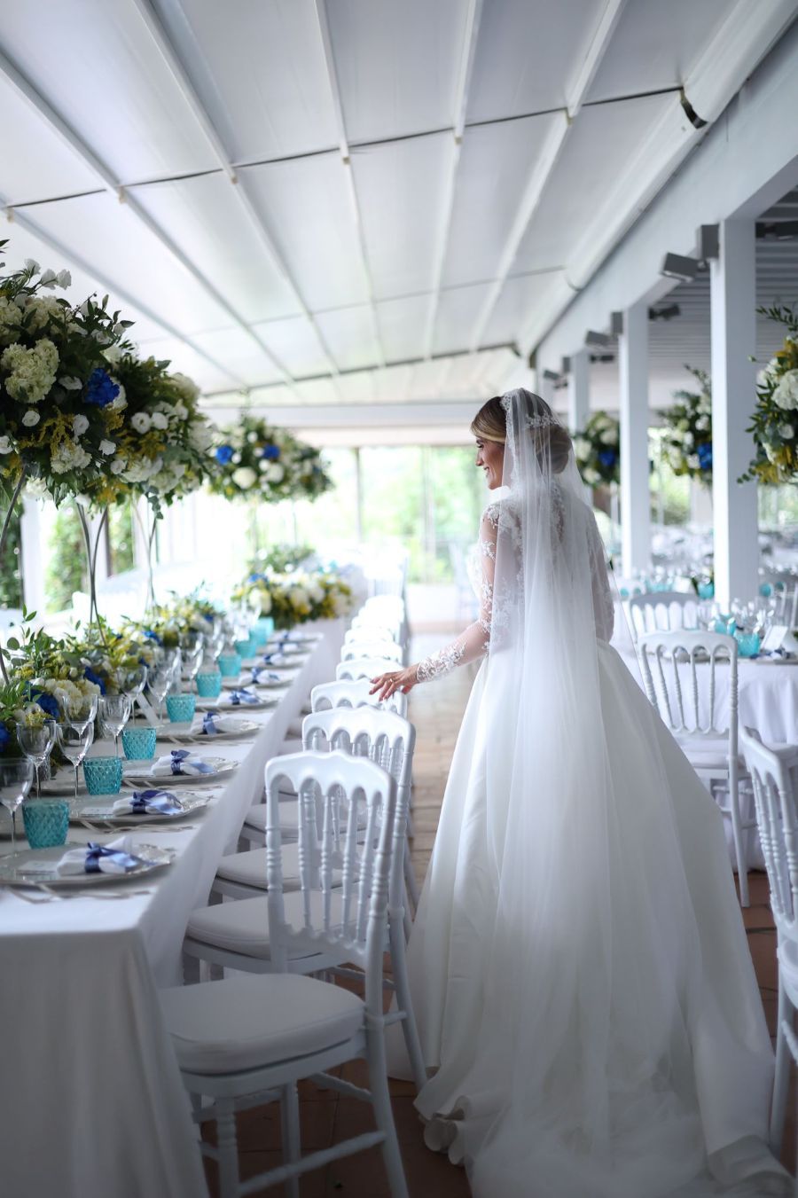 sposa nella sala del ricevimento con decorazioni floreali