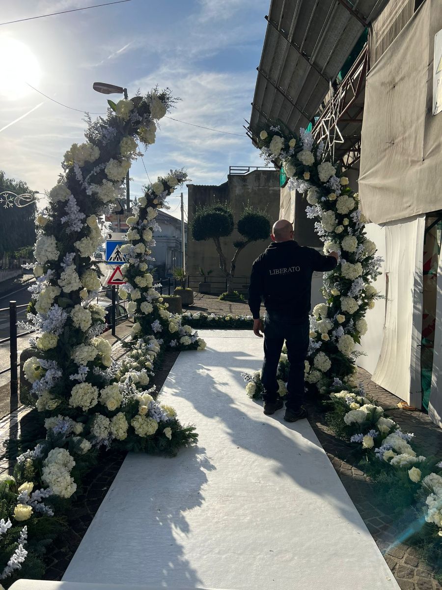 decorazioni a forma di colonne curve con fiori bianchi