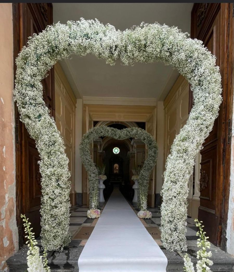 arco di fiori bianchi a forma di cuore