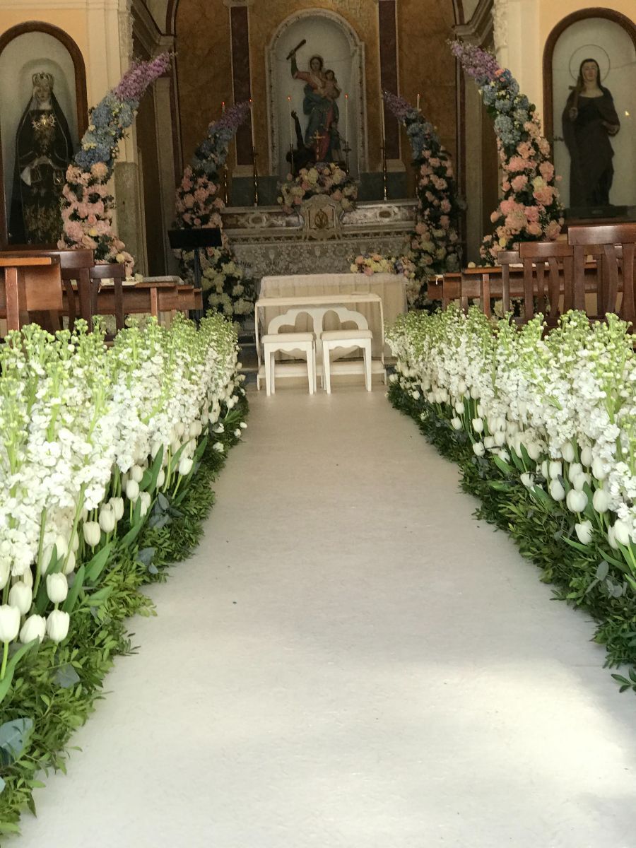 decorazioni floreali dentro la chiesa
