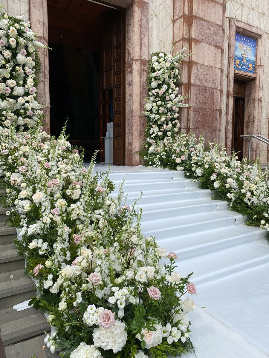 decorazioni floreali all'ingresso di una chiesa