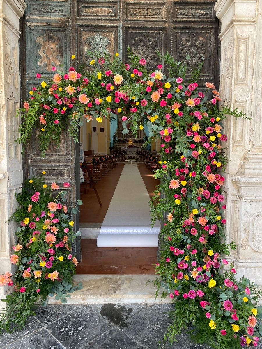 decorazione floreale ad arco all'ingresso della chiesa