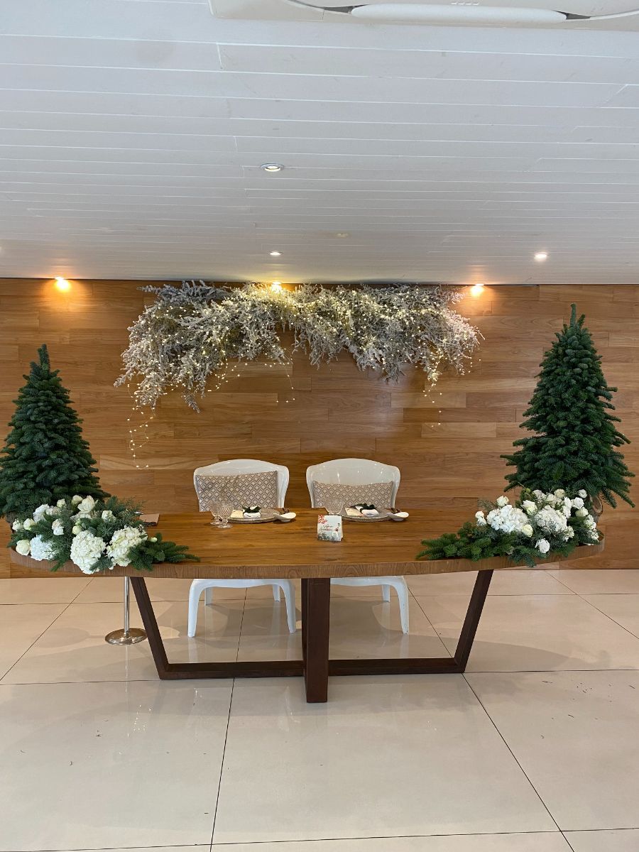 tavolo degli sposi con abeti e decorazioni floreali