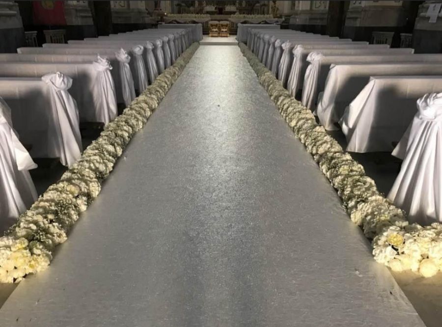decorazioni floreali sulle navate di una chiesa