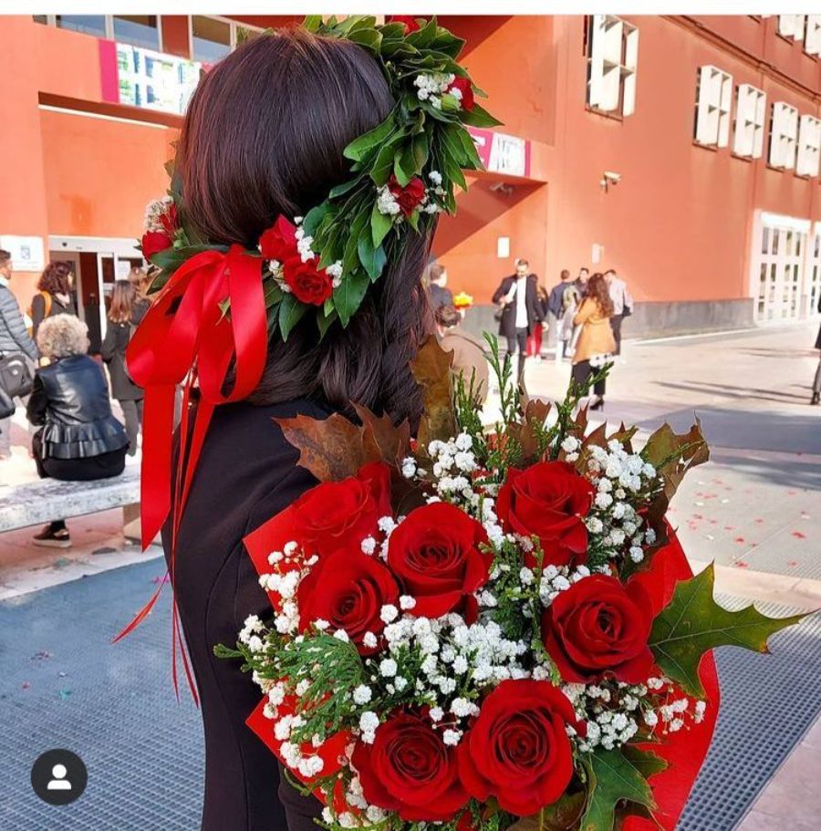 ragazza con corona d'alloro e mazzo di rose rosse