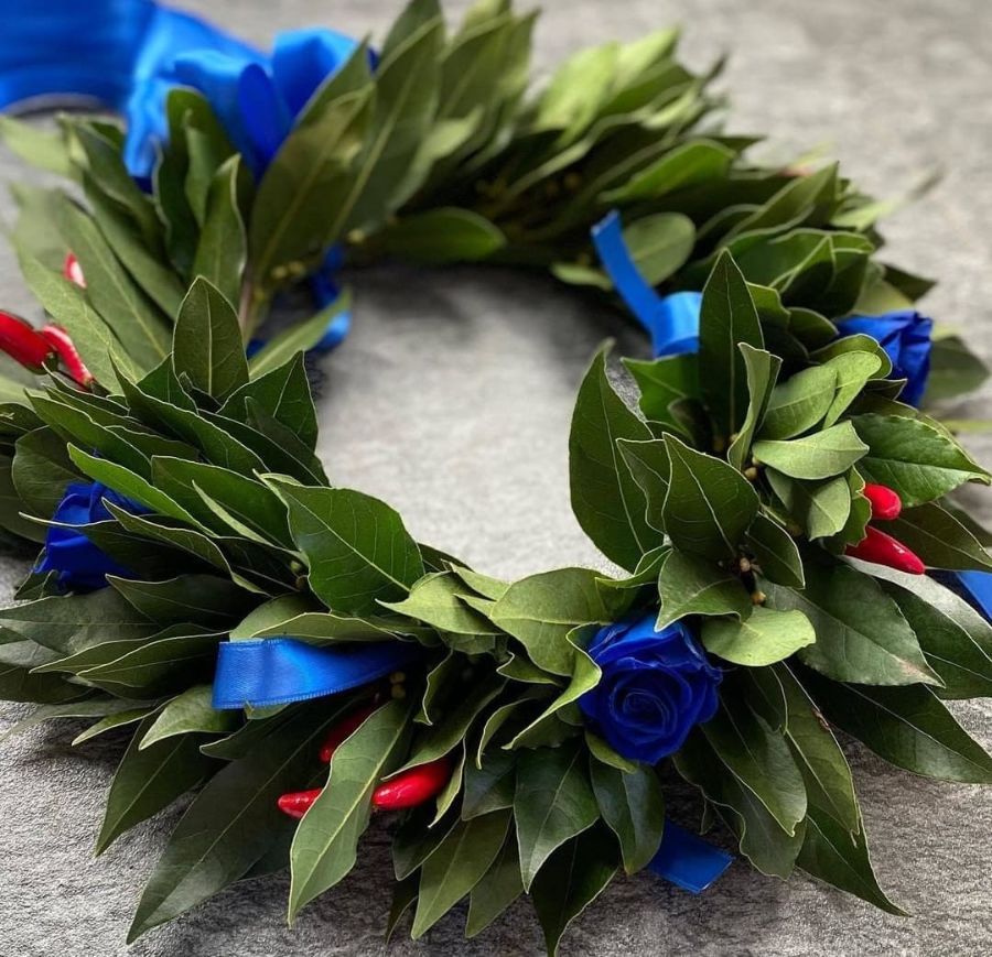corona d'alloro con nastro blu e peperoncini