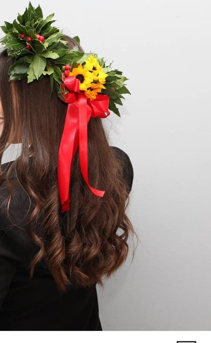 corona d'alloro con fiori gialli e nastro rosso