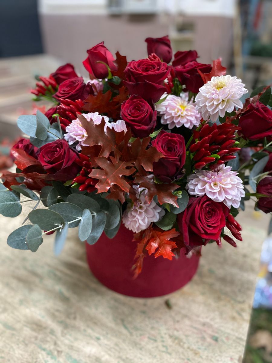 composizione di fiori con rose rosse e crisantemi