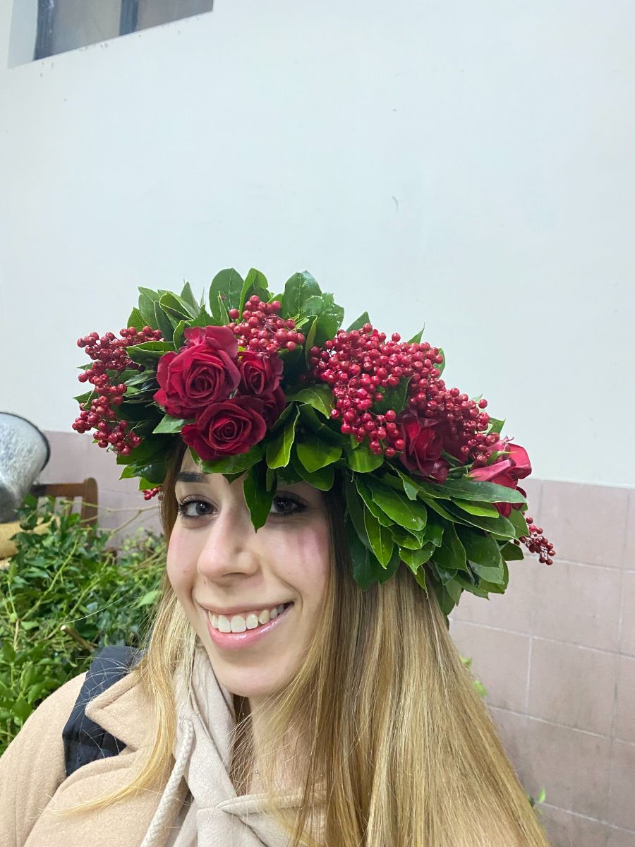 ragazza con corona d'alloro con rose e bacche