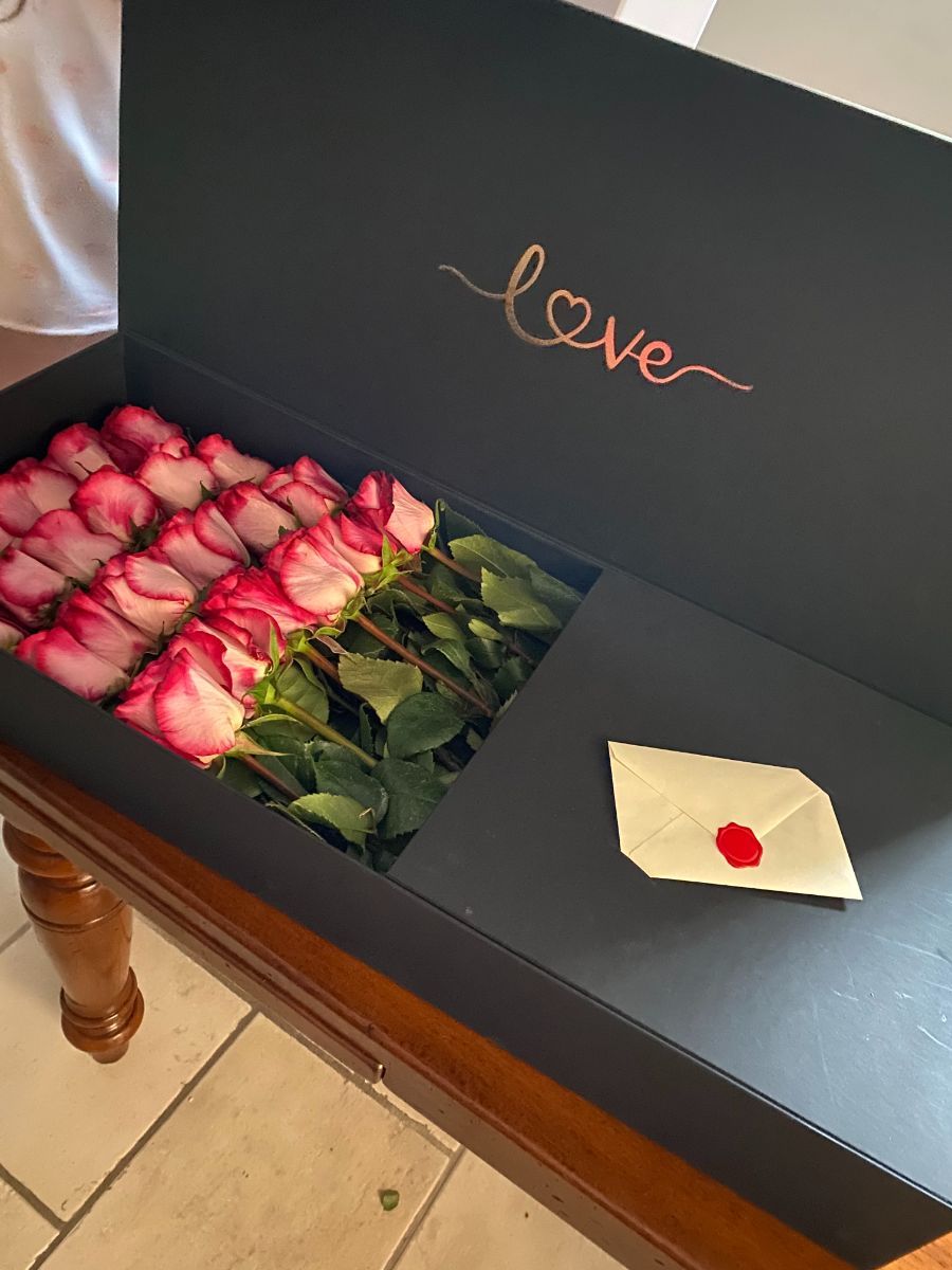rose dentro a confezione regalo grigia