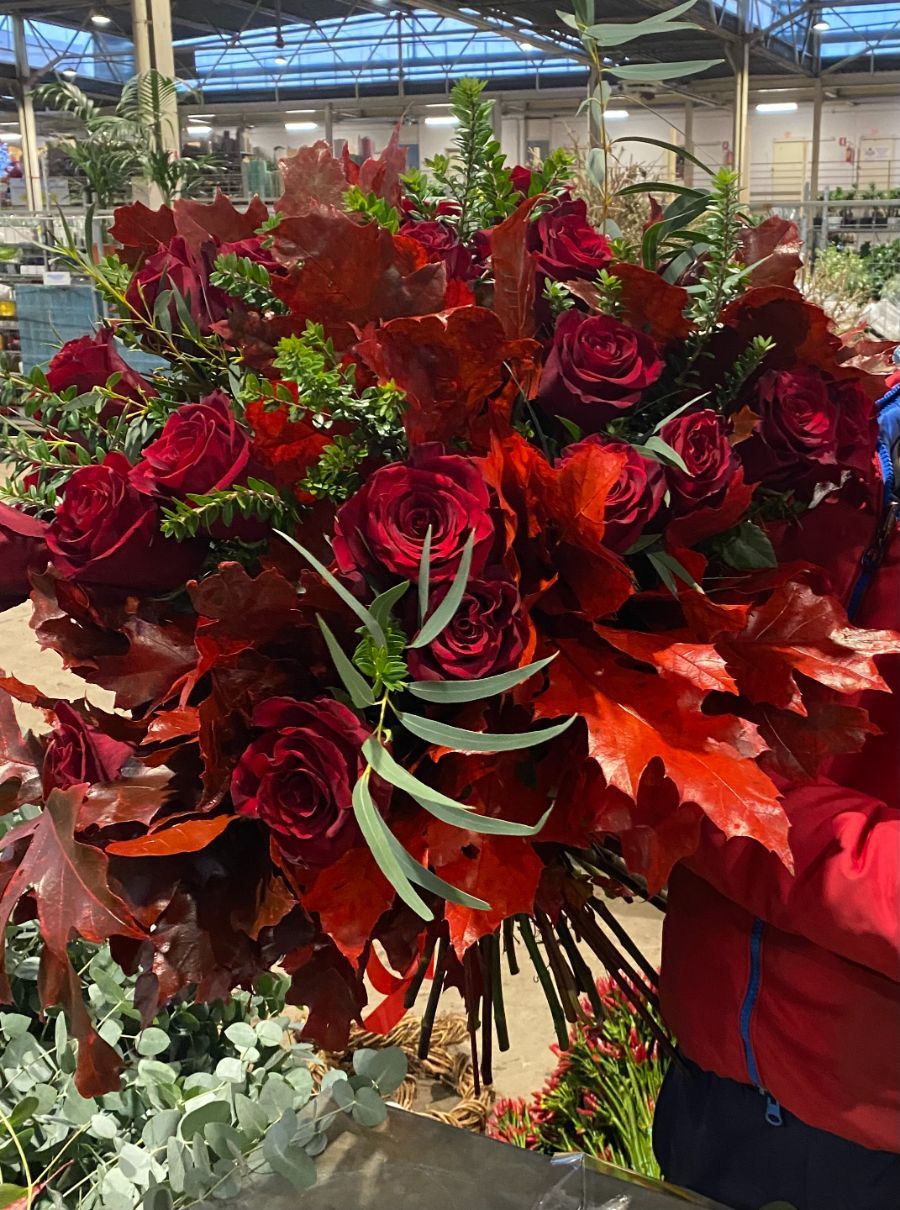 composizione floreale con rose rosse