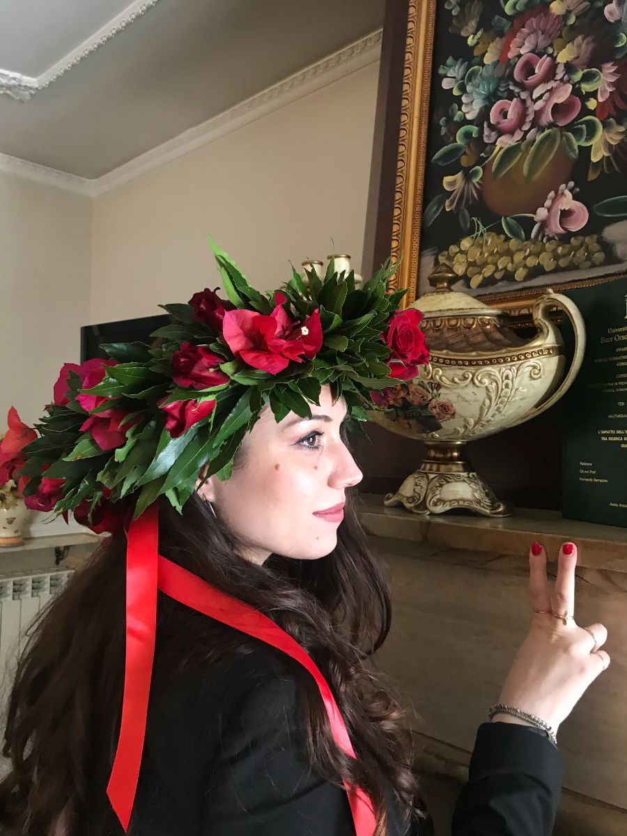 ragazza con corona d'alloro con fiori rossi