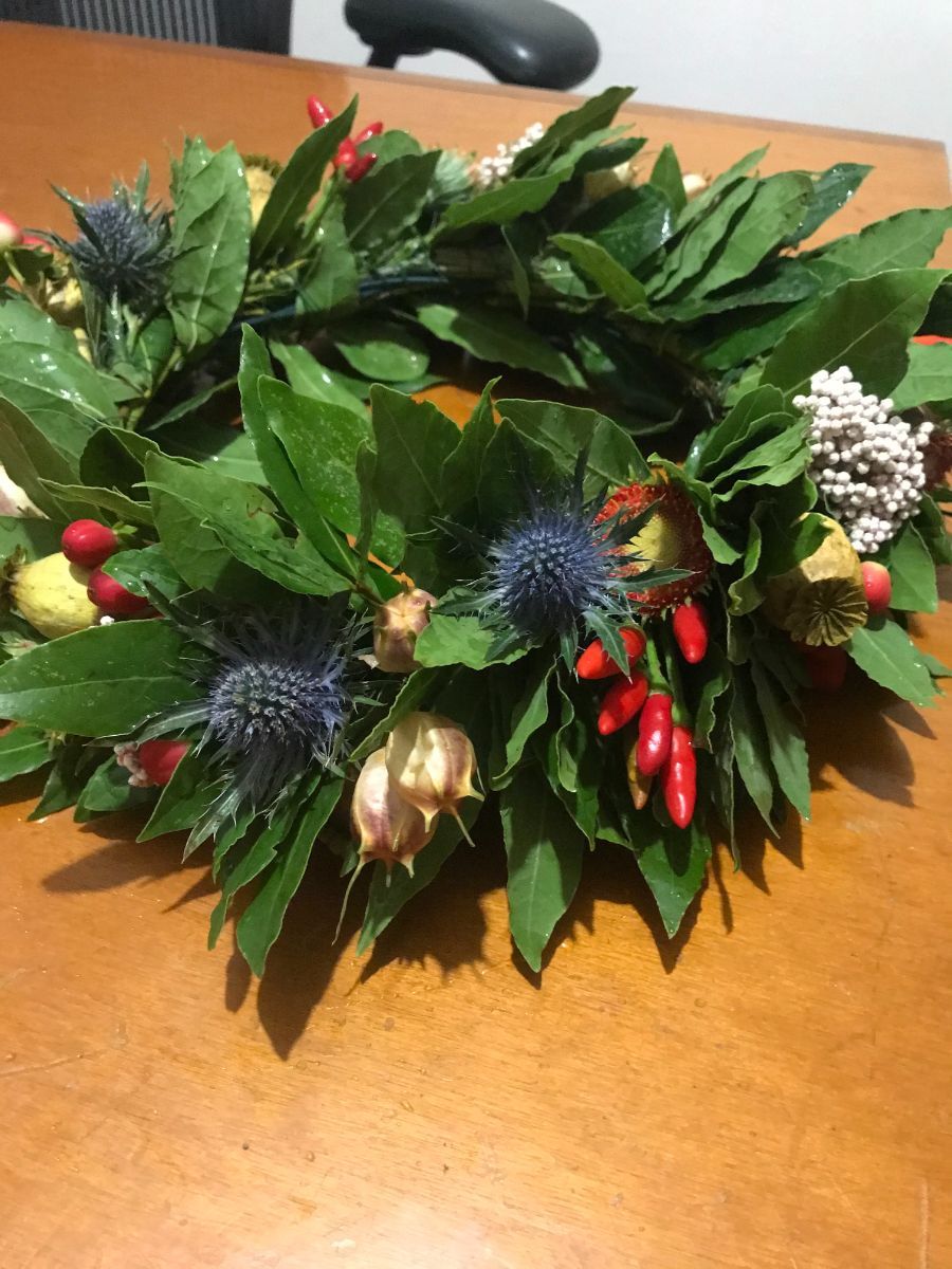 corona d'alloro con peperoncini e fiori lilla