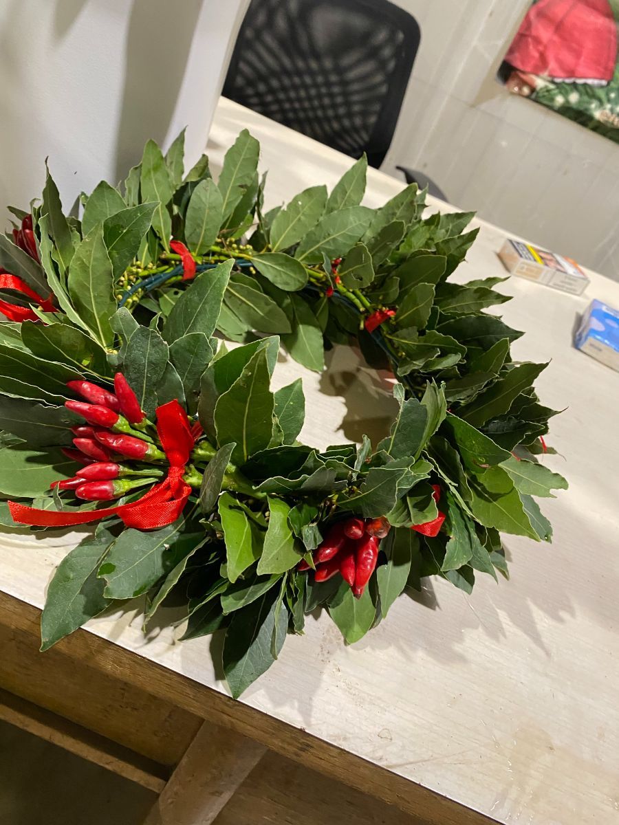 corona d'alloro con peperoncini