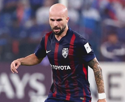 Um jogador de futebol vestindo uma camisa que diz kar