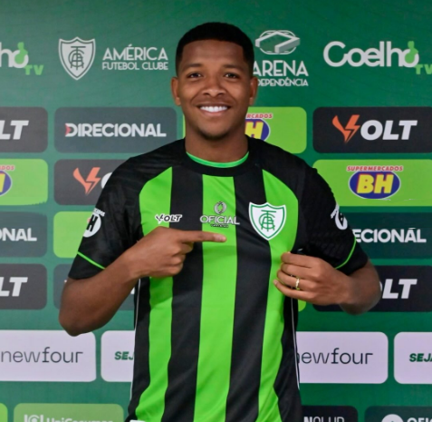 Um homem vestindo uma camisa branca que diz pari match